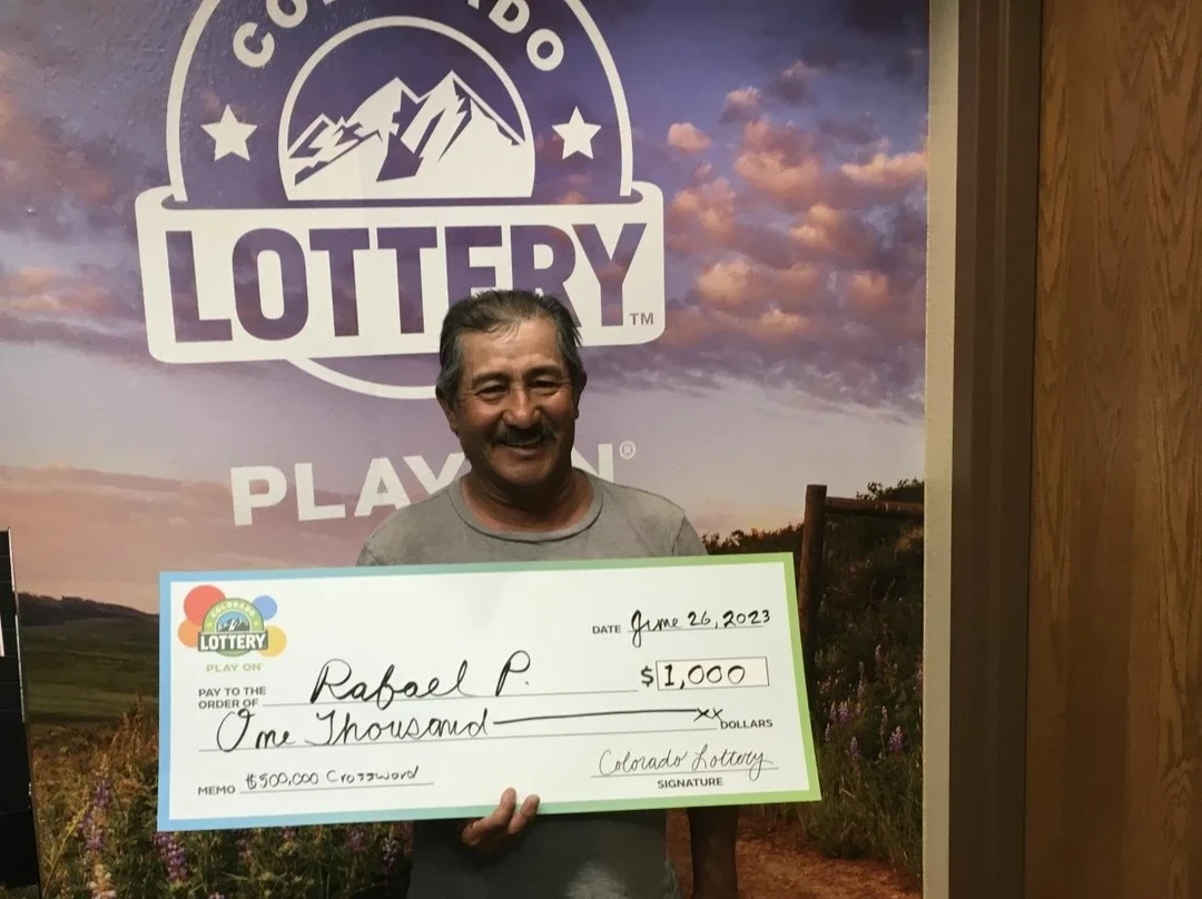 来自Olathe的Rafael P.在他的 $500,000 字谜刮刮乐中赢得了
$1,000！